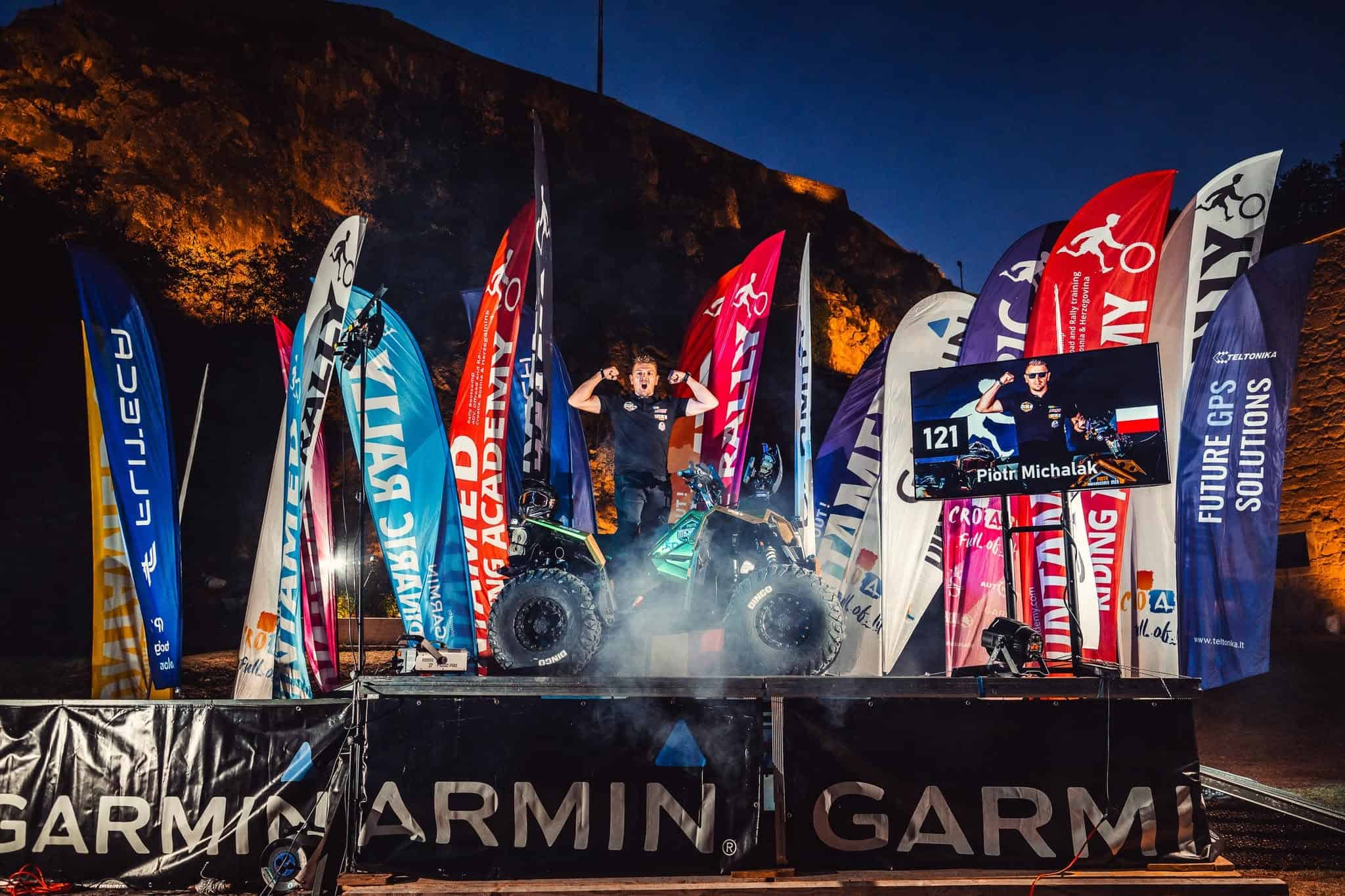 Palco della partenza di notte con striscioni Garmin