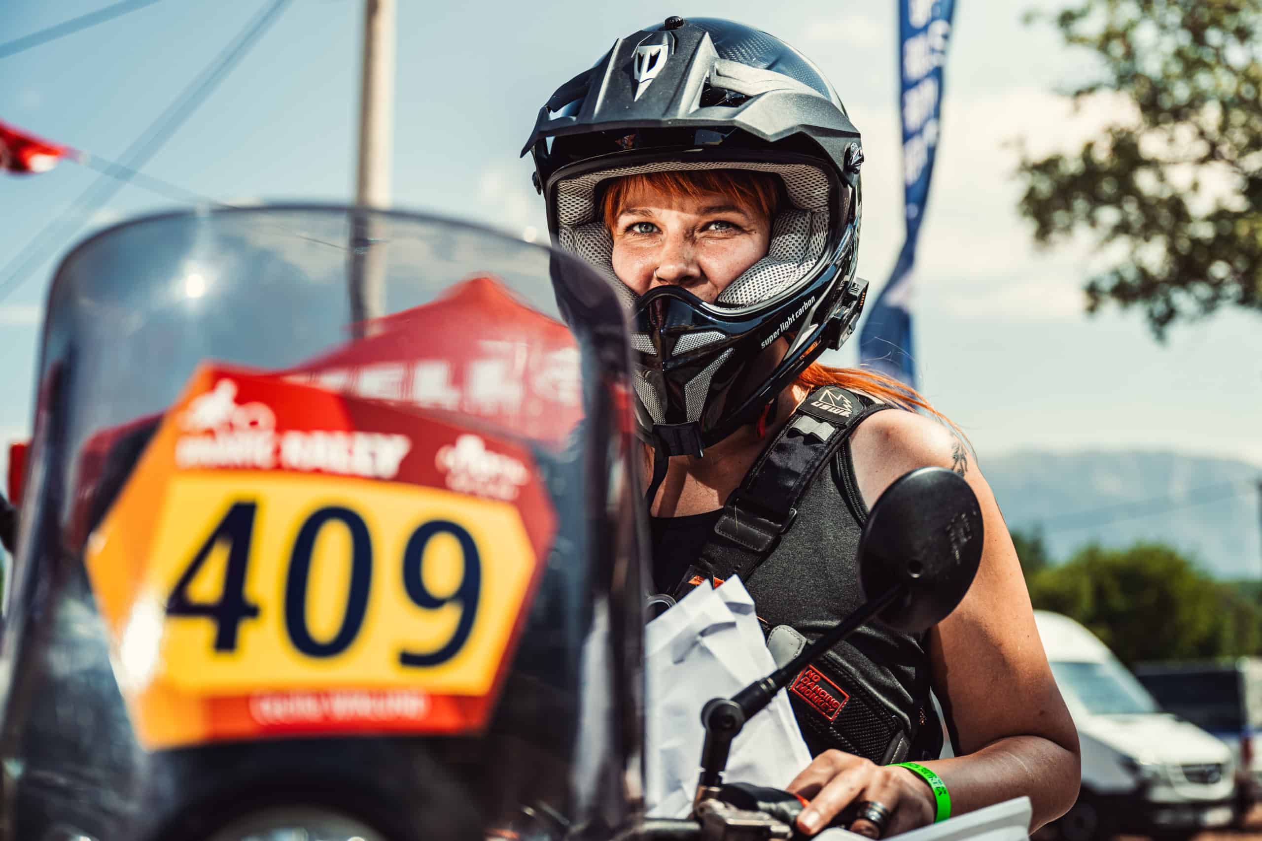 Pilota con il numero di gara 409 alla partenza
