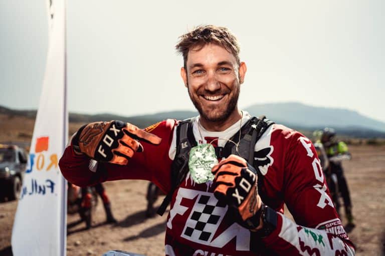 Ritratto di un pilota del Dinaric Rally con la medaglia di finisher